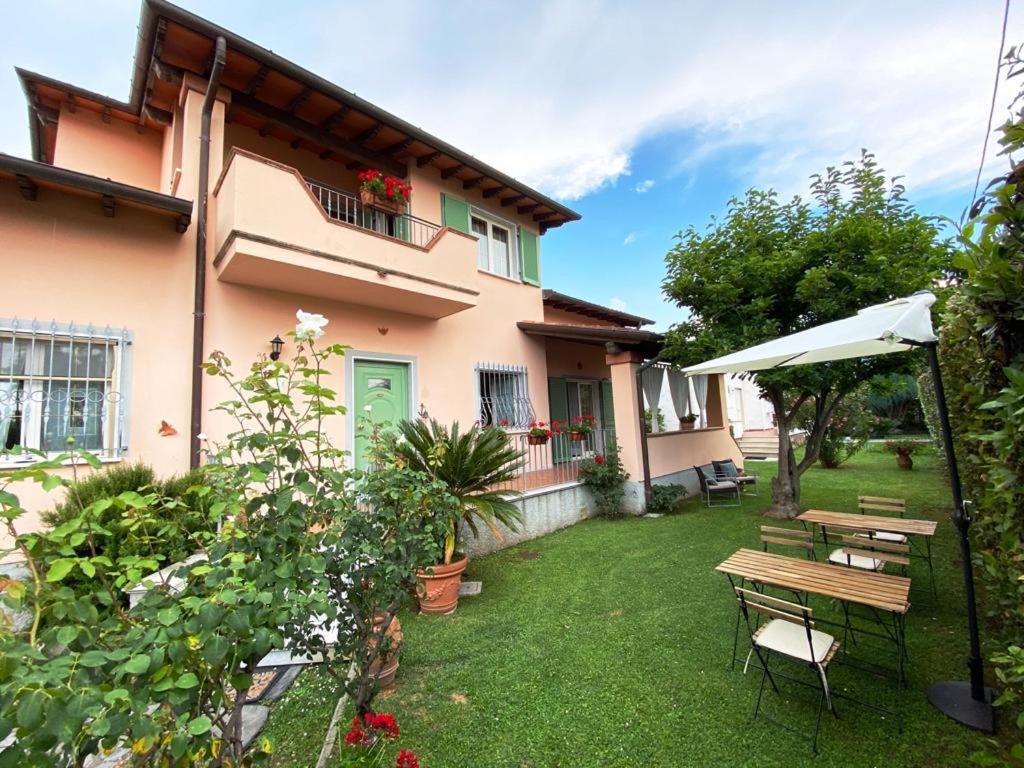 La Madonnina Bed & Breakfast Querceta Exterior photo