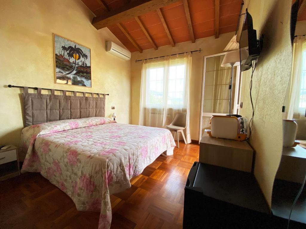 La Madonnina Bed & Breakfast Querceta Exterior photo